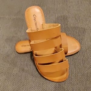 💛NWT City Classified Sandals💛